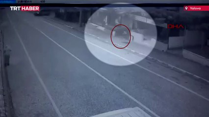 Fırtınanın savurduğu çatı iki kişiye böyle çarptı