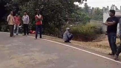 घर से बाहर निकलते ही हुआ दर्दनाक हादसा,देखकर काँप गयी रूह...देखें video