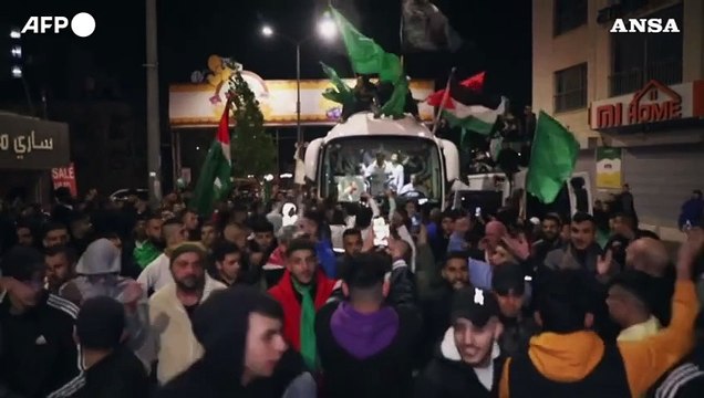 I palestinesi rilasciati da Israele arrivano in Cisgiordania