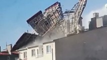 Sivas'ta kuvvetli rüzgar! Çatı uçtu, araçlar hasar gördü