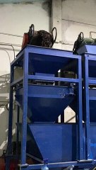 5. Het wegen van de olijven in de blauwe tank