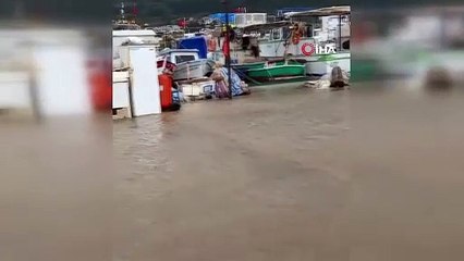 Bursa’da şiddetli fırtına! Deniz ile kara birleşti