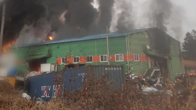 경기 이천 폐차장에서 불...외국인 노동자 3명 대피 / YTN