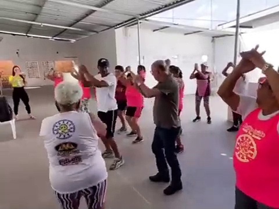 Zé Ronaldo é flagrado fazendo 'quadradinho' e dançando arrocha; veja vídeo
