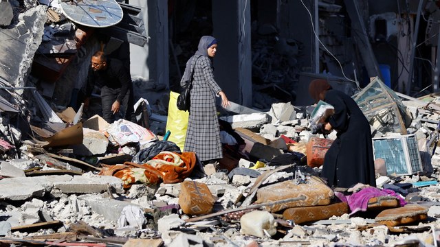 Gazatíes buscan algo de esperanza entre las ruinas de sus casas