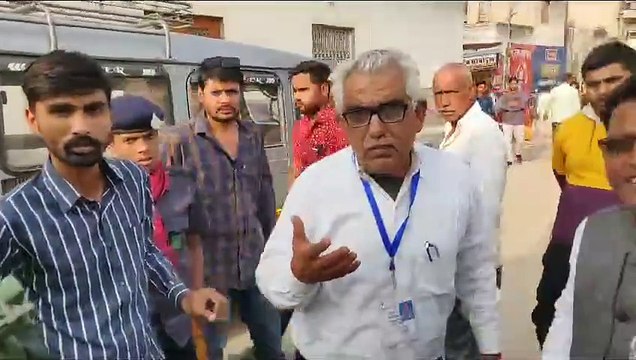 प्रदेश के नागौर जिले में सुरक्षाबलों ने पकड़ा फर्जी वोटर और यह छोड़ते चले गए........सुरक्षाबलों को दिखाई चुनावी पावर की धमक
