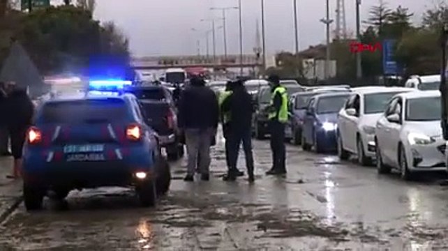 Kırıkkale'de sağanak; dere taştı, yol suyla kaplandı