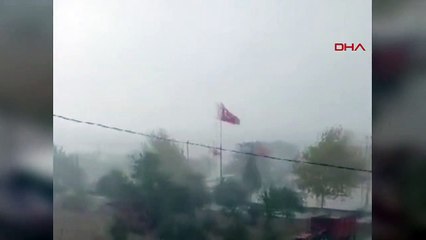 Muğla'da Yola Yıldırım Düşme Anı Kaydedildi