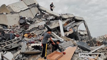 شاهد.. أطفال من غزة يبحثون عن ملابسهم وألعابهم  تحت ركام منزلهم