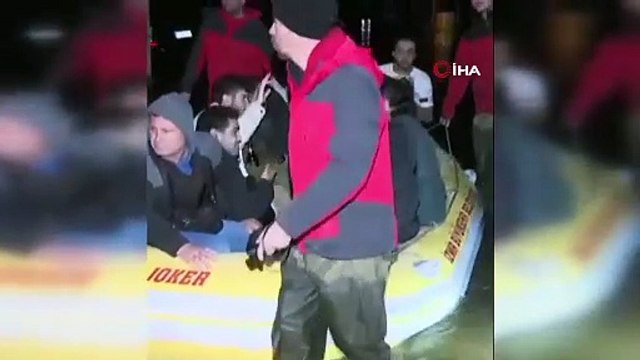 İzmir'de görenleri şaşkına çeviren kurtarma! Fırtına ve suyun ortasında bile şişeyi elinden düşürmedi