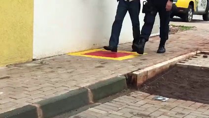 Homem pega companheira pelo pescoço na frente da Guarda Municipal e acaba detido