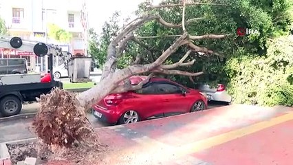 Antalya'da dev dalgalar Yat Limanı'nı yuttu