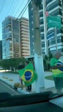 Bolsonaristas fazem ato no Vera Arruda pela morte de preso na Papuda