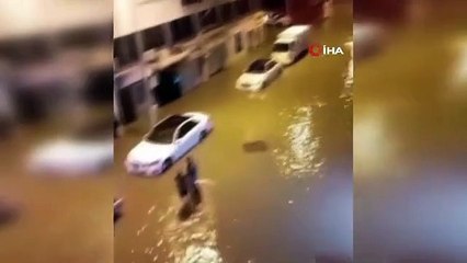 İskenderun'da yağışlı hava caddeleri göle çevirdi