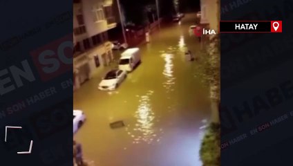 İskenderun’da yağışlı hava caddeleri göle çevirdi