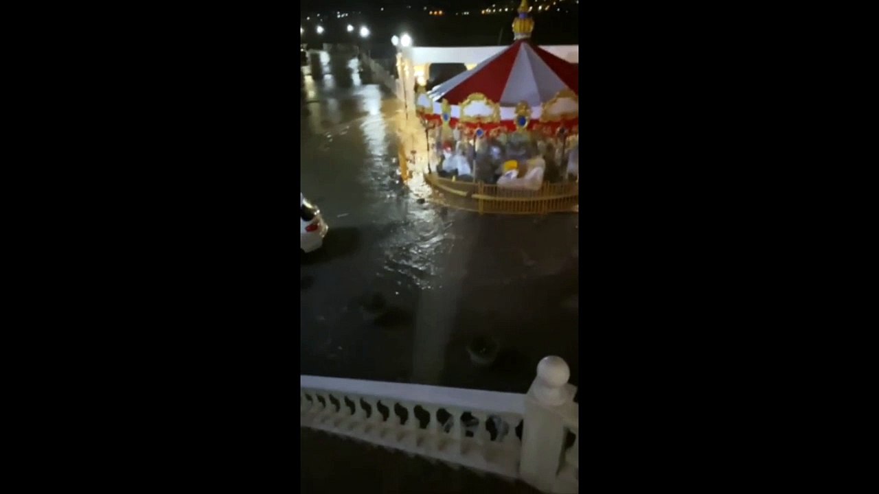 Шторм громит набережную