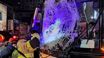 인천 부평 삼거리에서 버스 간 충돌...8명 부상 / YTN