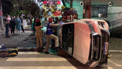 Caminhoneta capota no bairro Alto Alegre em Cascavel