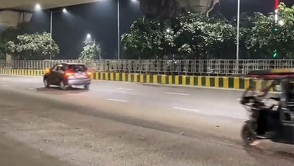 Video: चलती गाड़ी से रुपये उड़ने का वीडियो