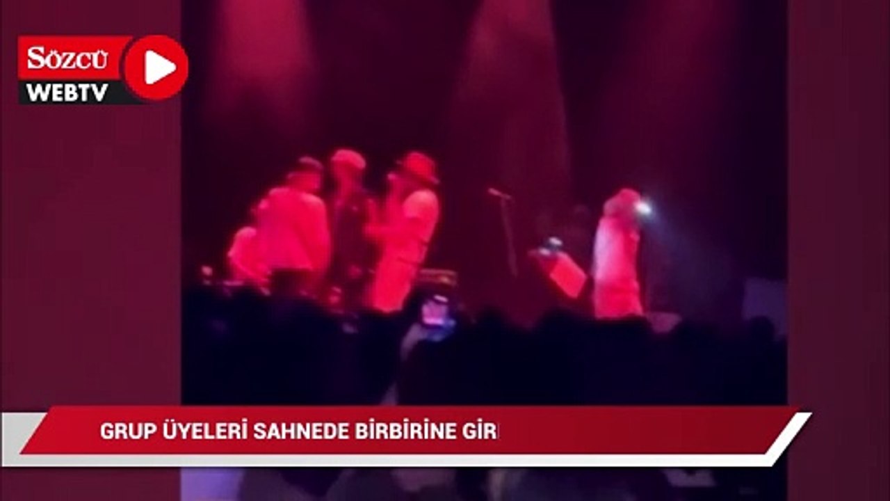 Grup üyeleri sahnede birbirine girdi