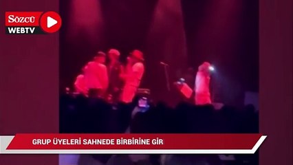 Grup üyeleri sahnede birbirine girdi