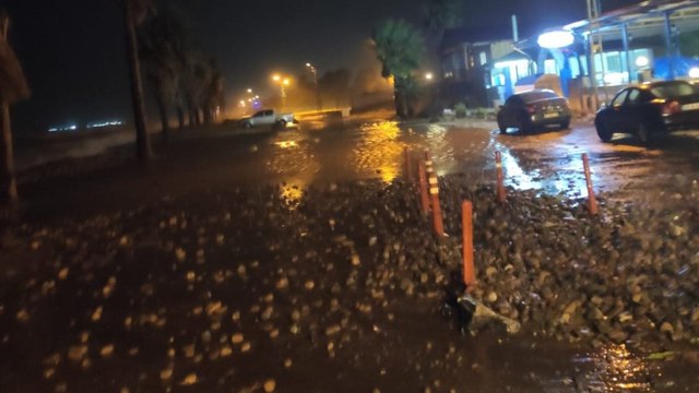 İskenderun ve Dörtyol'da şiddetli yağış ve fırtına su taşkınlarına neden oldu