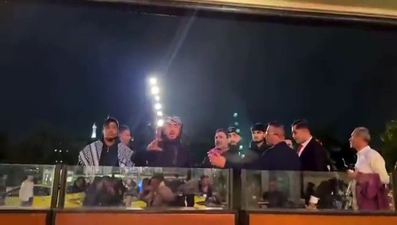 Adana'da Starbucks şubesine giden bir grup, kahve içenlere yumurta attı