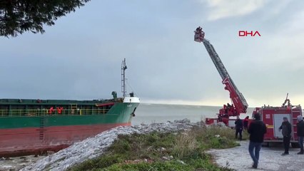 İnebolu'da fırtına nedeniyle gemi karaya oturdu