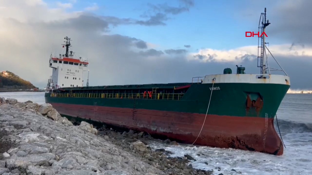 İnebolu'da yük gemisi karaya oturdu; 11 mürettebat kurtarıldı
