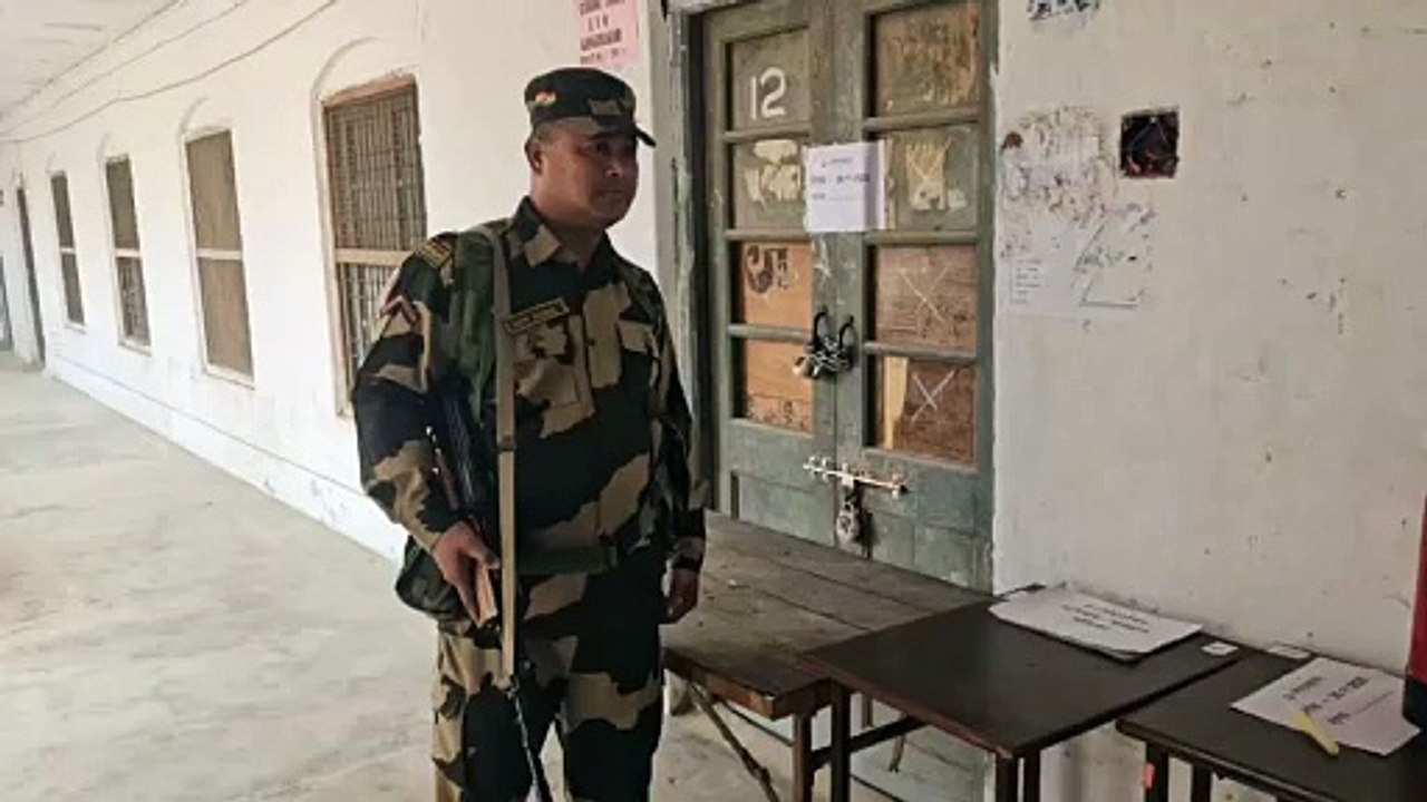 संगीनों के साए में ईवीएम मशीनें, हथियारबंद अद्र्धसैनिक बल किए तैनात