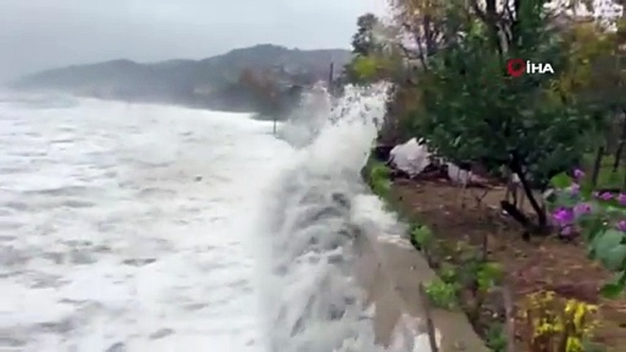 Dalgalar Karadeniz Sahil Yolu'na kadar ulaştı