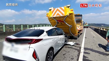 傻眼！台72線追撞車禍 轎車直接鏟起緩撞車（民眾提供）