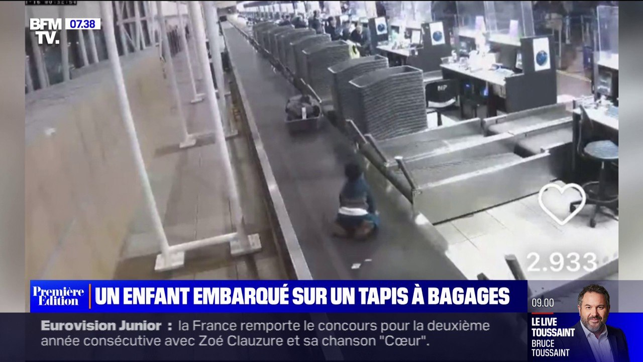 Un enfant se fait embarquer par le tapis à bagages de l'aéroport de Santiago au Chili