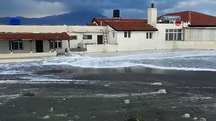 Hatay'da deniz taştı, iş yerleri ve caddeler su altında kaldı