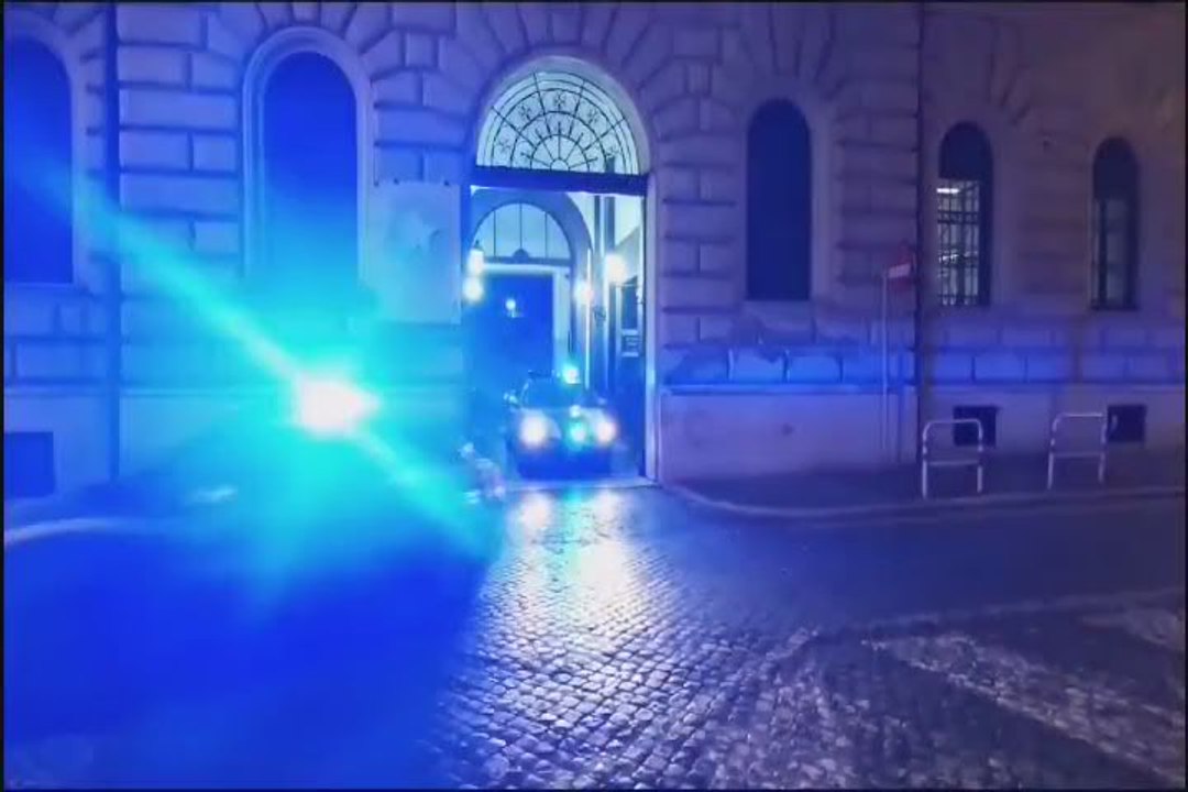 Anziana apre porta a criminale che la deruba, polizia diffonde video