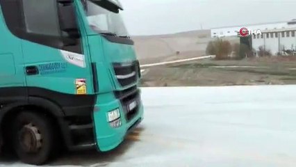 Elmadağ'da kar yağışı araçlara zor anlar yaşattı