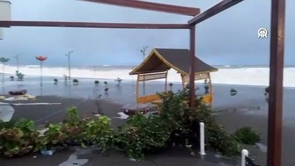 Karadeniz'de fırtına dev dalgalar oluşturdu