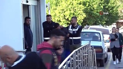 Adana'da Firari Şüpheli Yakalandı: Evinden Patlayıcı ve Ruhsatsız Silahlar Çıktı