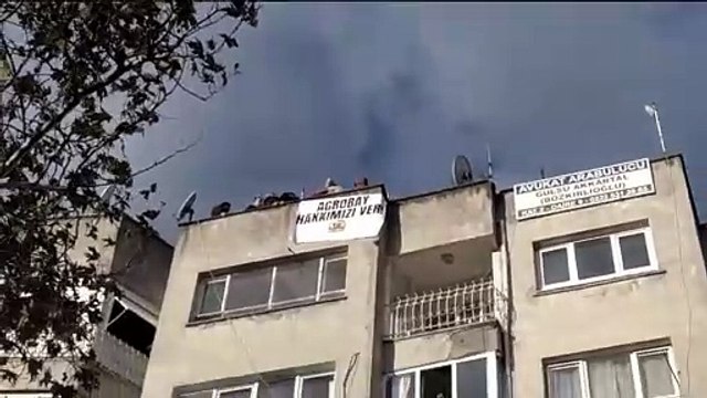 Agrobay işçileri çatıya çıktı: Eğer bugün bu sorun çözülmezse canımıza kıyacağız