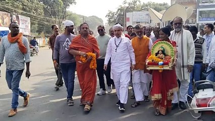 वरुण देवता के स्वरूप भगवान झूलेलाल का जलतत्व में आह्वान कर ध्वज स्थापना की