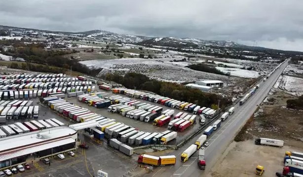 Balkanlar'da yoğun kar yağışı yolları kapattı! Hamzabeyli Sınır Kapısı'nda 20 km TIR kuyruğu oluştu