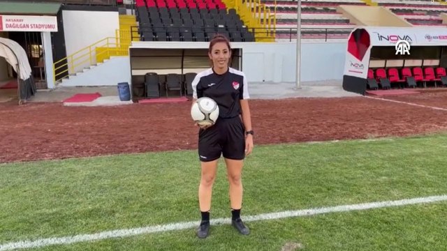 Futbol hakemi Esra Sağlam yapamazsın diyenlere inat yıllardır yeşil sahalarda düdük çalıyor
