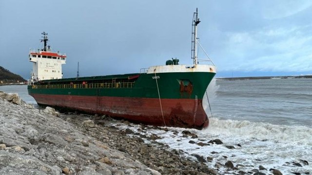 Artvin Hopa'da fırtına: Kuru yük gemisi karaya oturdu