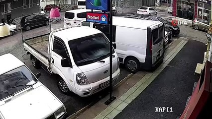 Rüzgardan devrilen buzdolabı kapağı otomobile zarar verdi