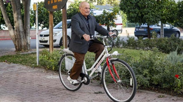85 yaşındaki muhtar 46 yıldır mahalleyi bisikletle dolaşıyor