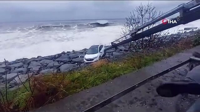 Sürücüsünün direksiyon hakimiyetini kaybettiği araç kayalıklara uçtu