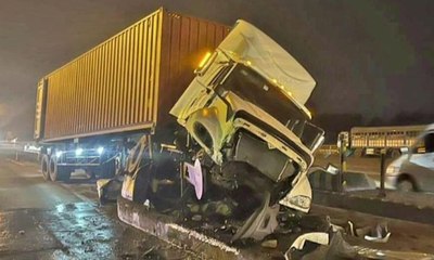 Xe container lao vào trạm thu phí Chợ Đệm trên cao tốc TPHCM - Trung Lương