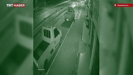 Karadeniz'de dalgalar sahil caddelerini suyla doldurdu