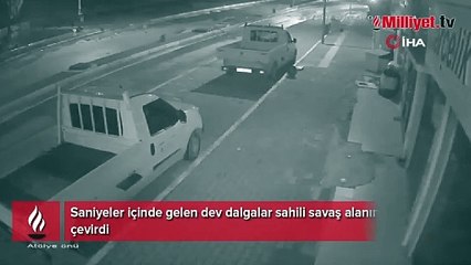 Saniyeler içinde gelen dev dalgalar sahili savaş alanına çevirdi