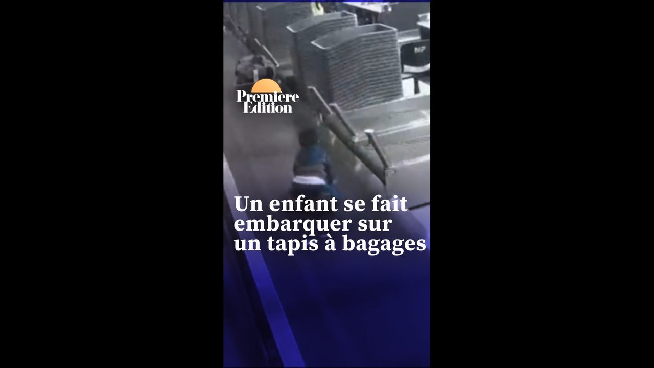 Un enfant se fait embarquer par le tapis à bagages de l'aéroport de Santiago au Chili